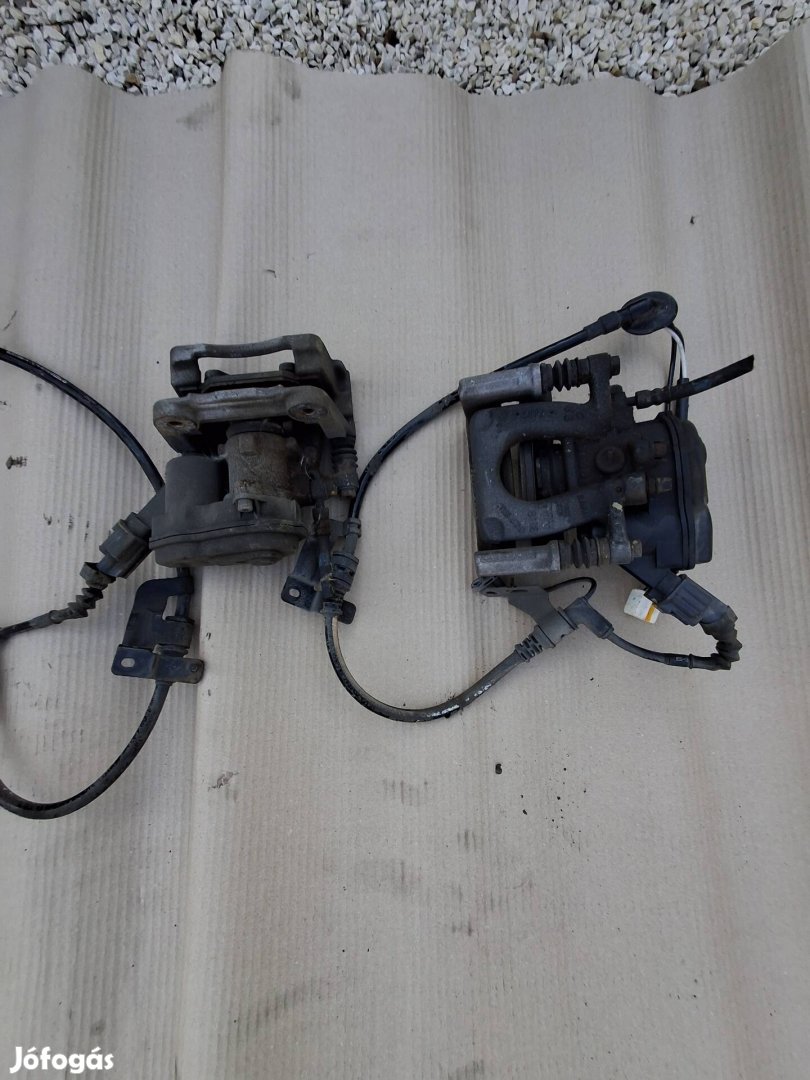 Mazda 3 Bm hátsó féknyereg elektromos kézifékes