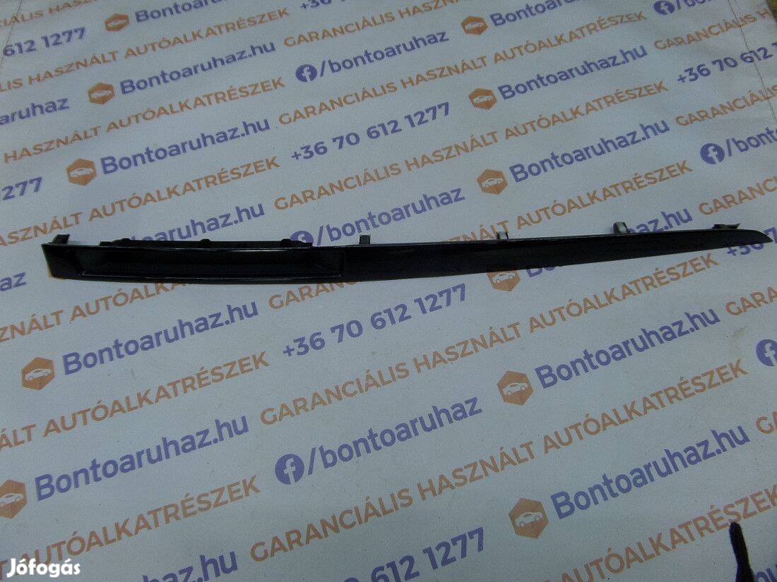 Mazda 3 Eladó bontott gyári műszerfalban lévő betét, lakk fekete