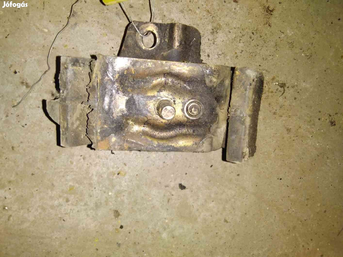 Mazda B2200 Motortartó Bak