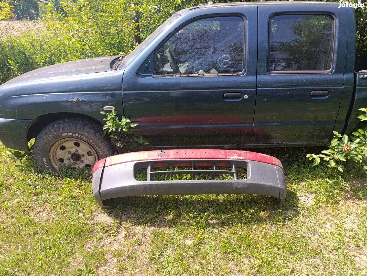 Mazda B2500 bontott lökhárító eladó.