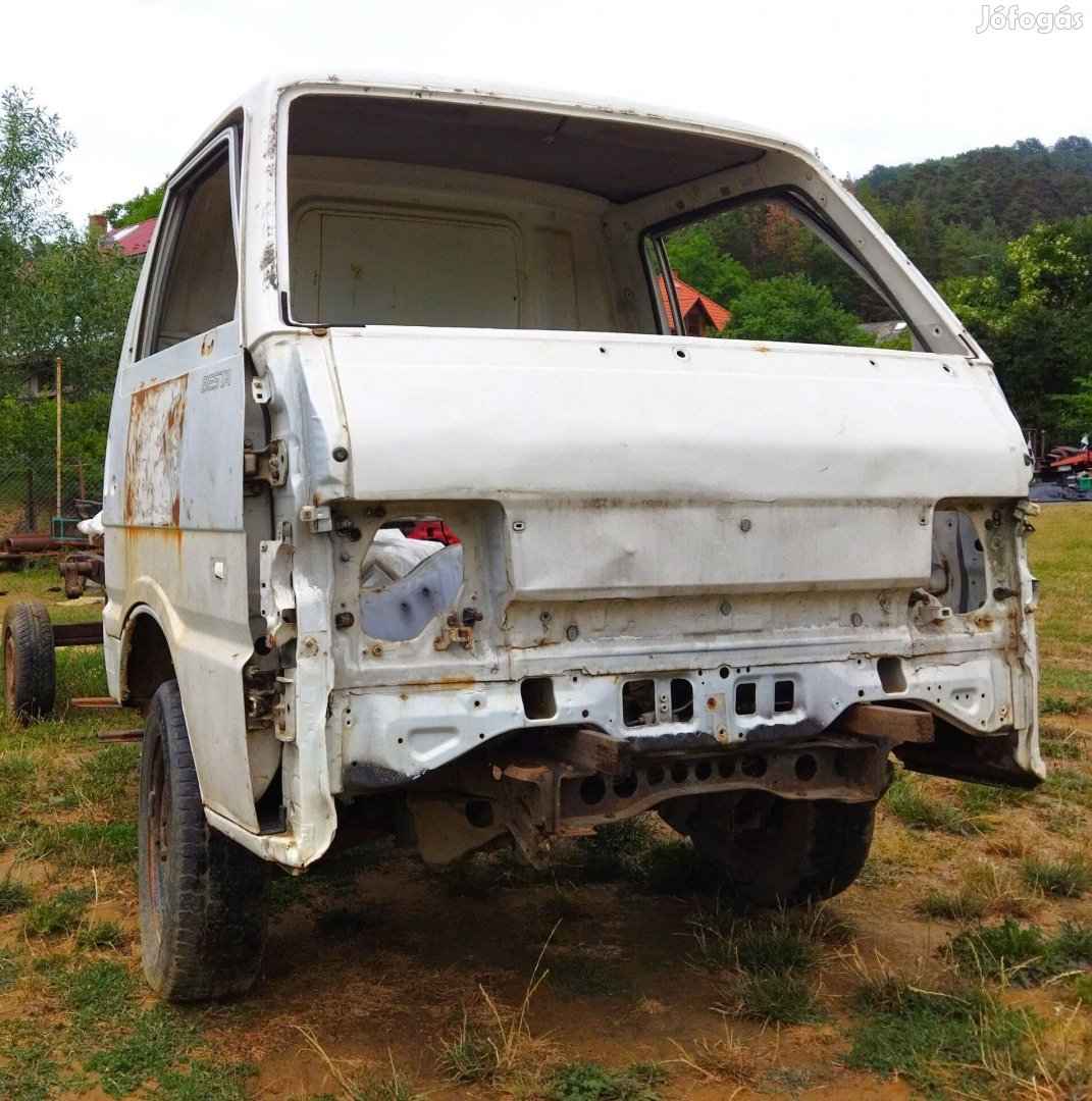 Mazda E2200 kisteher fülke eladó