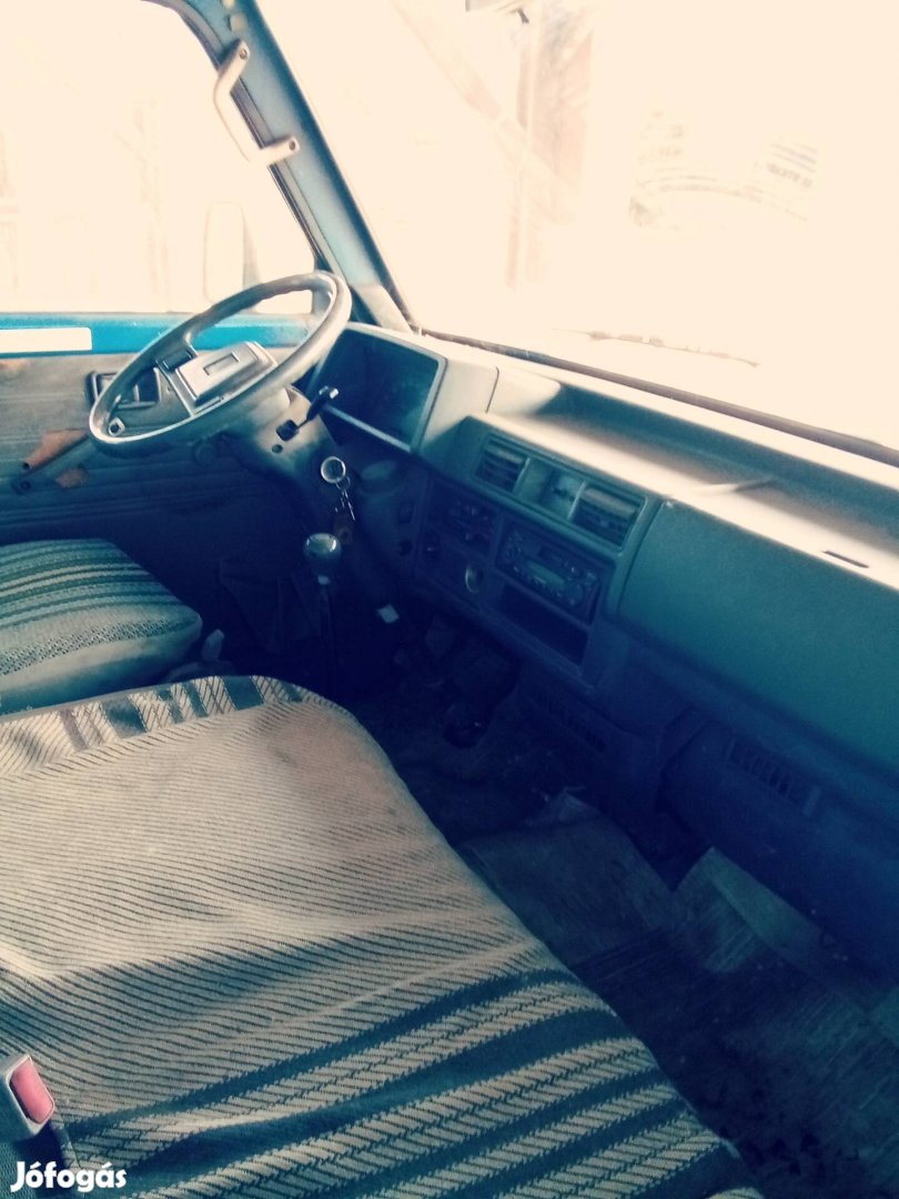Mazda E2200 platós eladó 