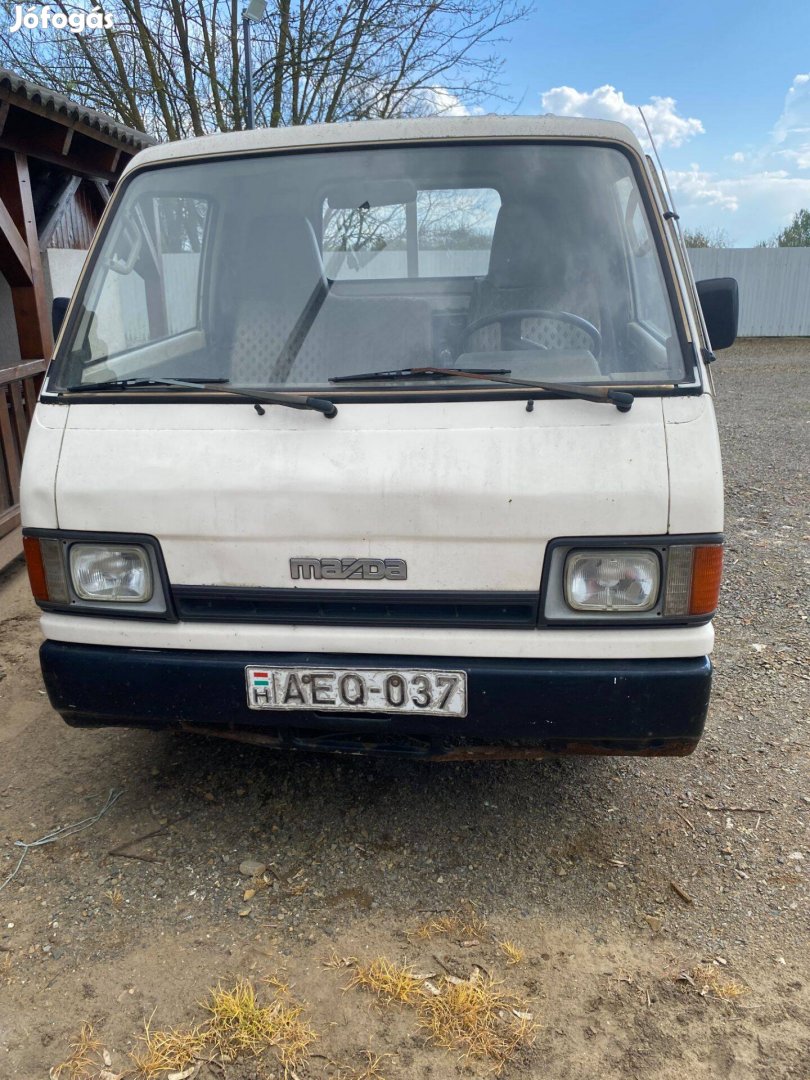 Mazda E2200 platós kisteherautó