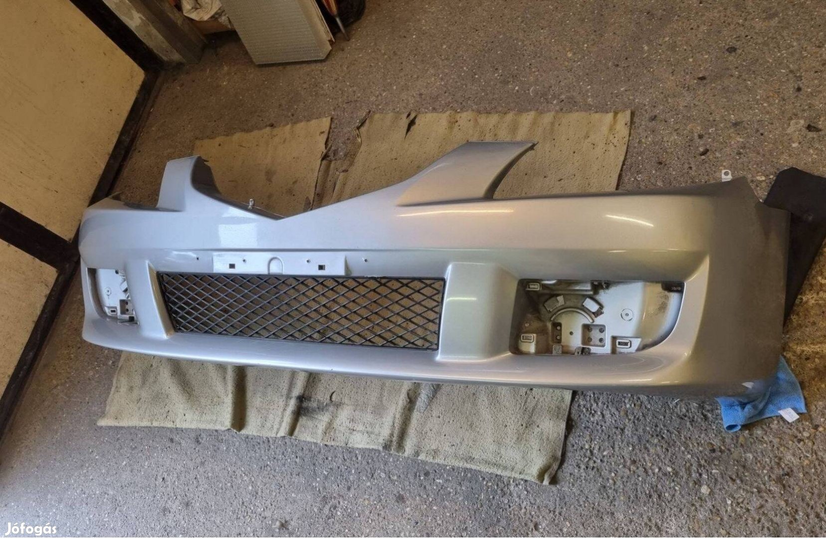 Mazda Premacy 99-05 Első lökhárító hibátlan ezüst