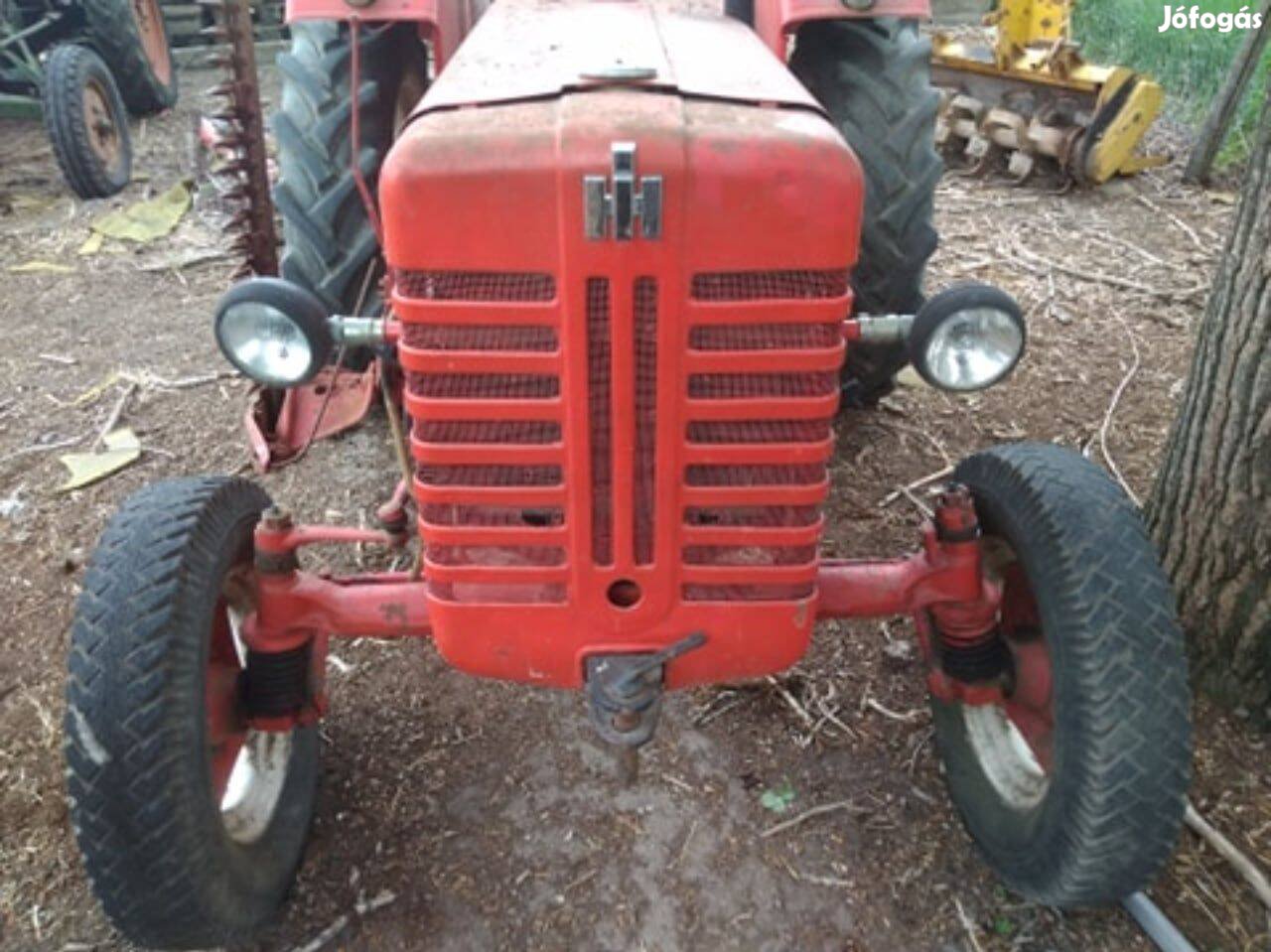 Mccormick 324 veterán traktor
