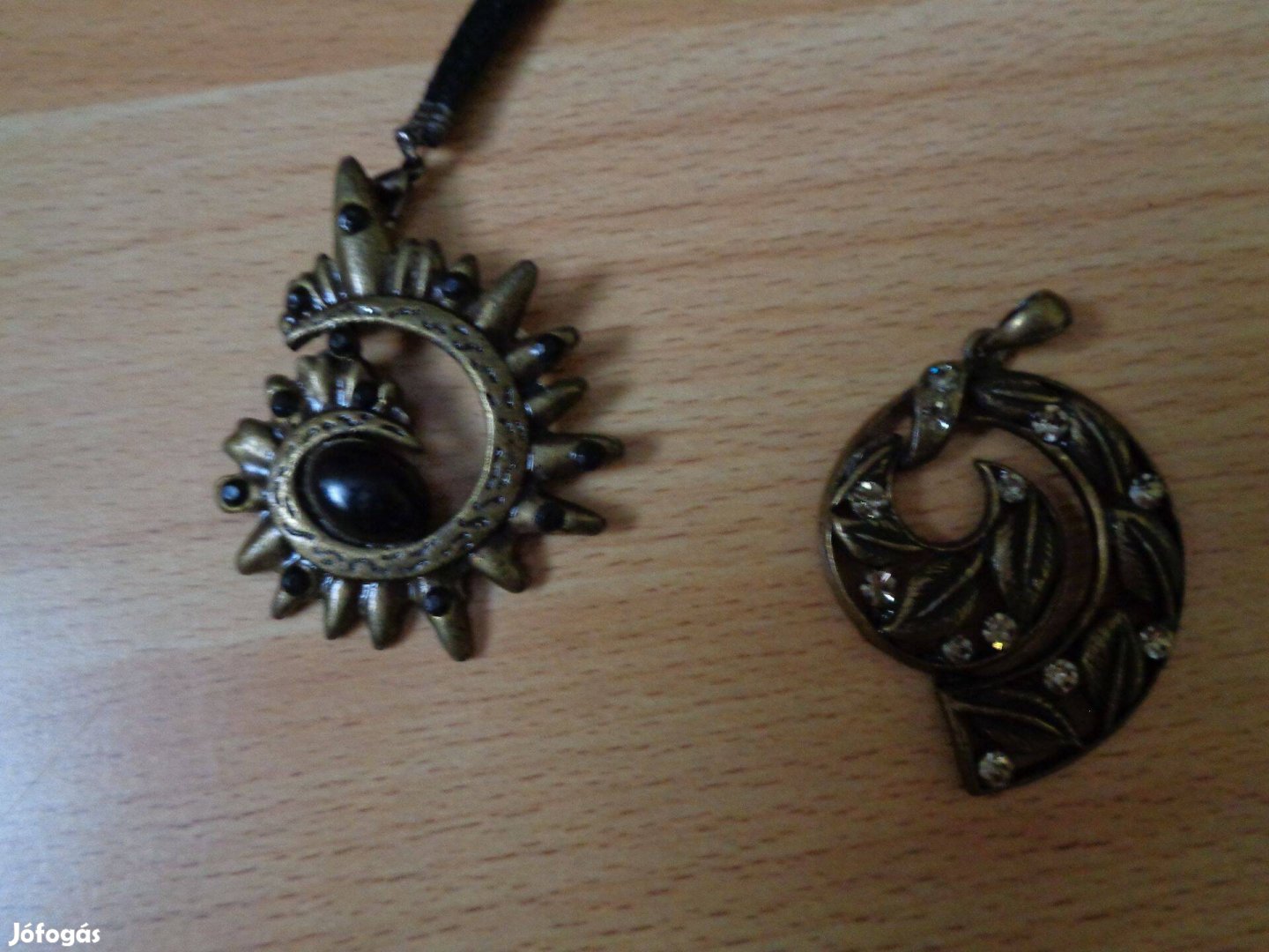 Medál, nyaklác bizsu