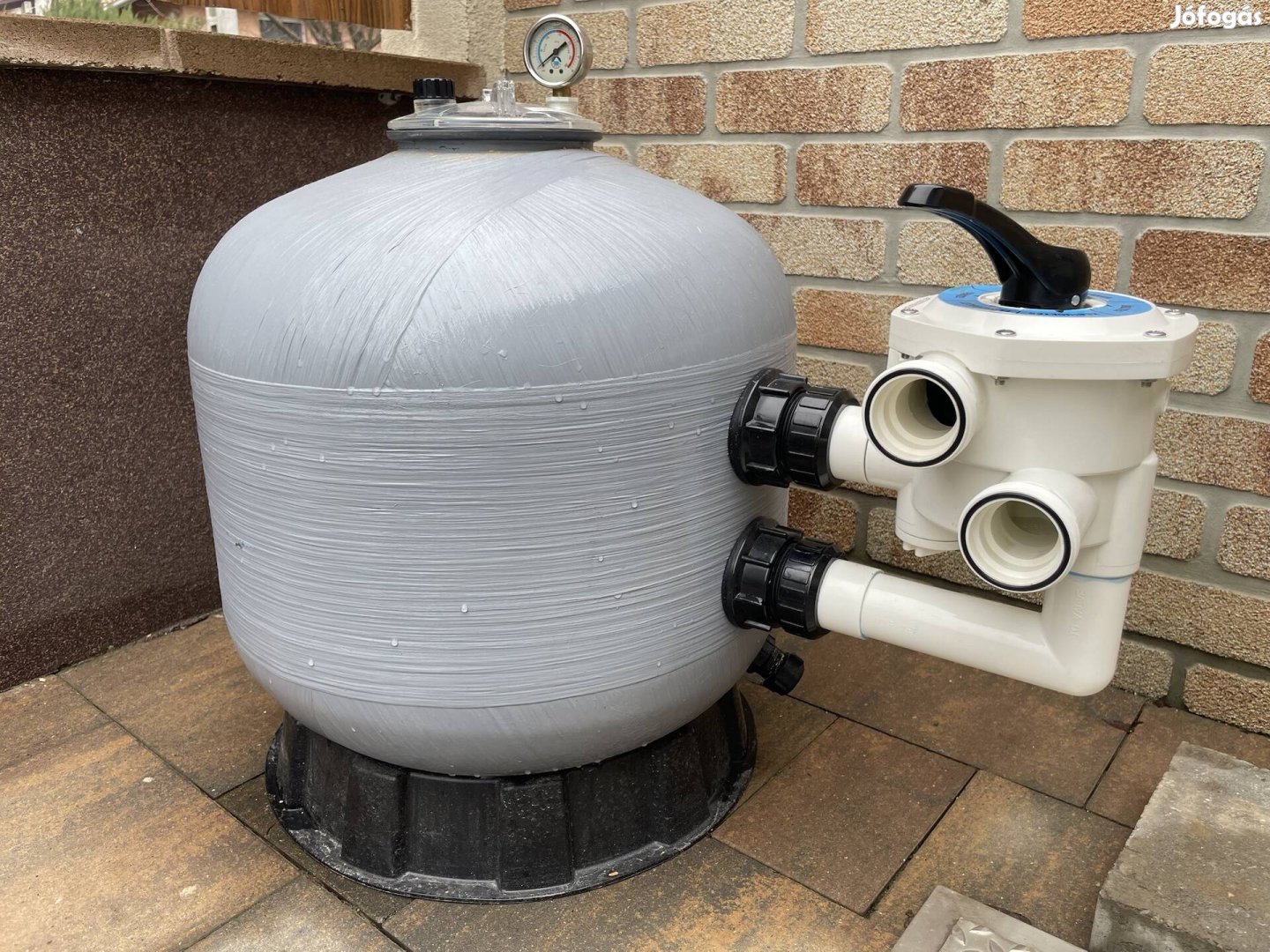 Medence szűrőtartály oldalszeleppel, szűrőüveggel töltve