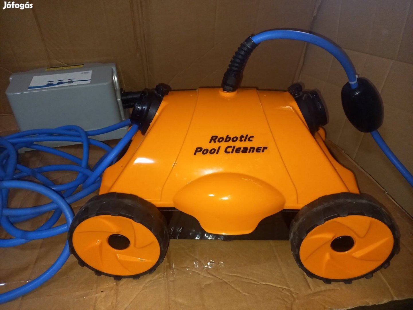 Medence tisztító robot