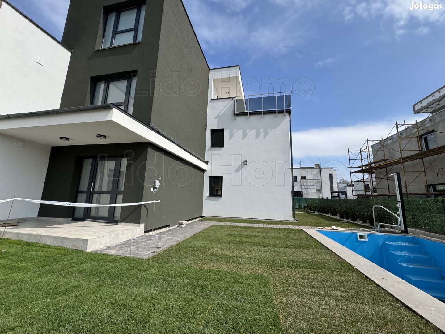 Medencés házban tágas új építésű lakás!