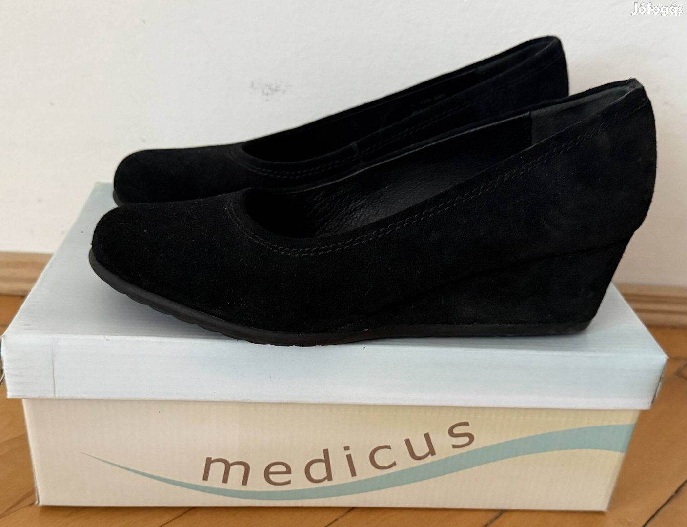 Medicus telitalpú velúrbőr körömcipő