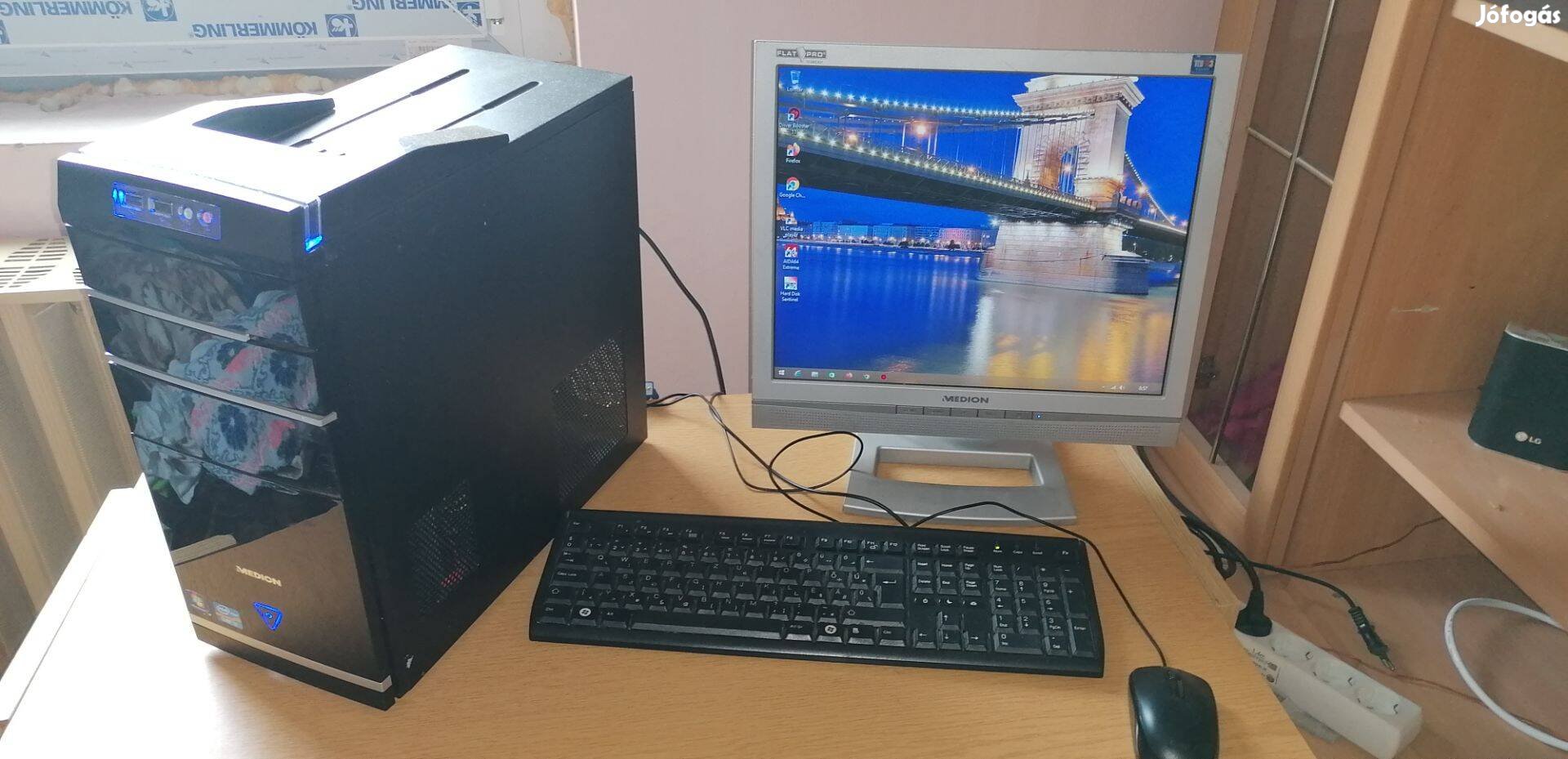 Medion számítógép monitorral