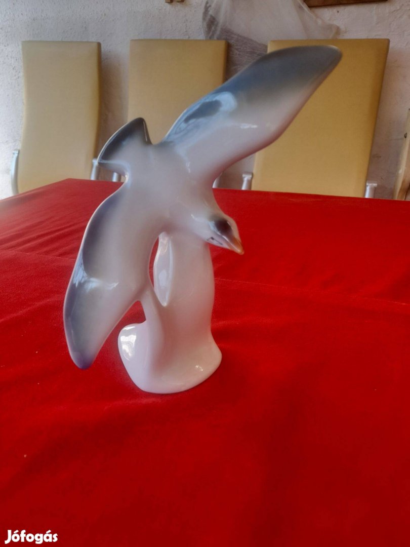 Még egy porcelán madár eladó