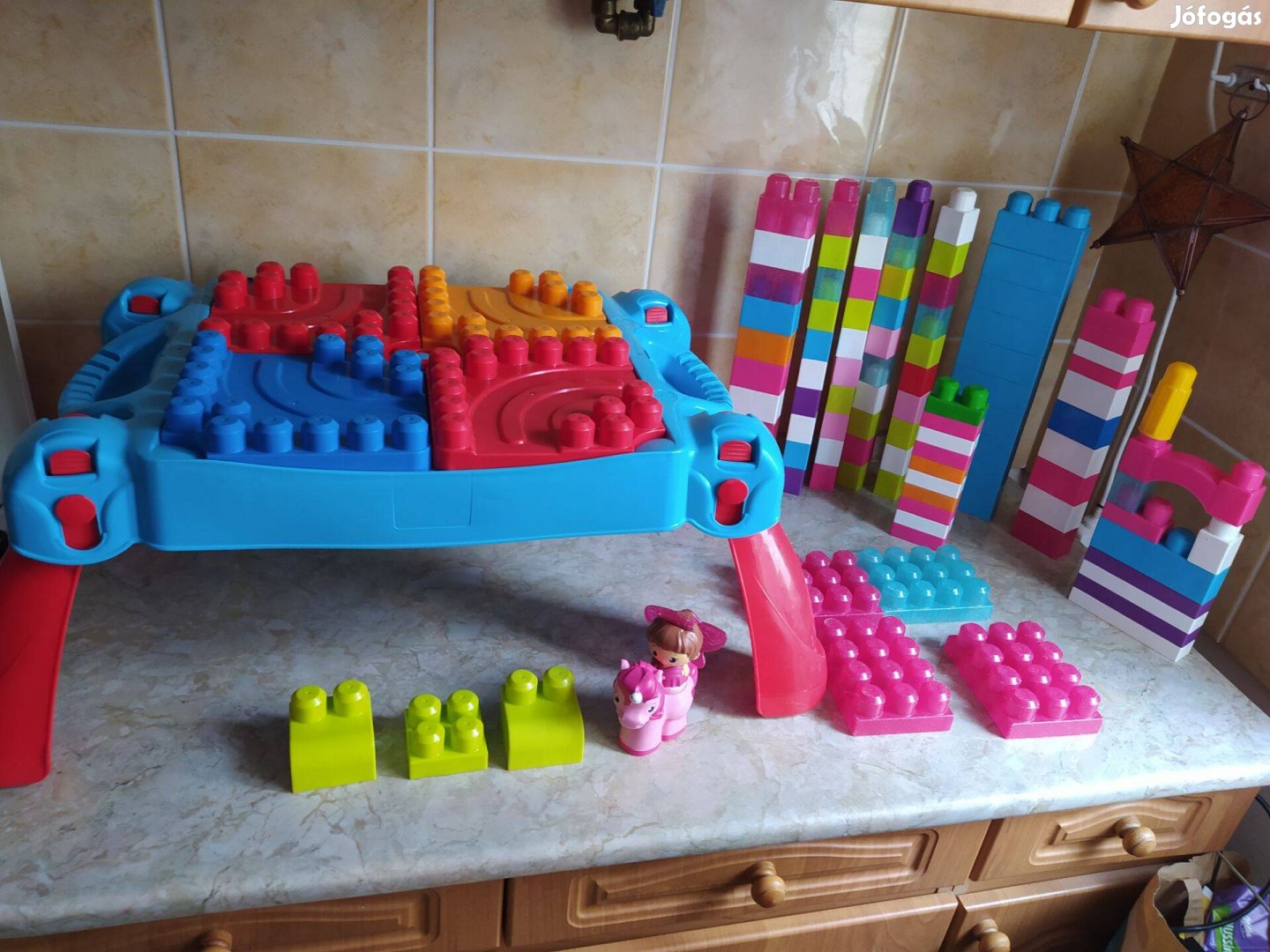 Mega Blocks játékasztal plusz 99 db elem