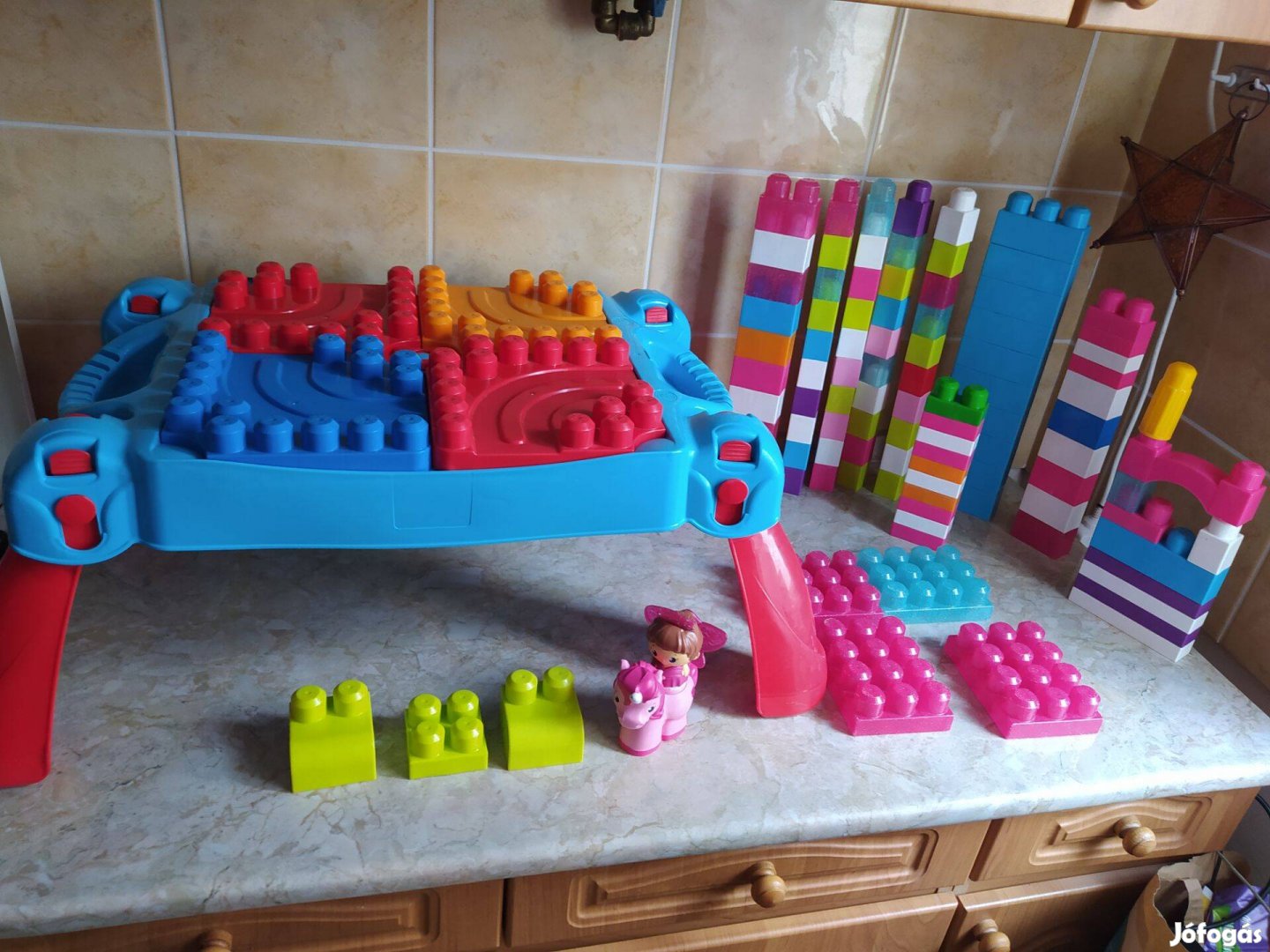 Mega Blocks játékasztal plusz 99 db elem