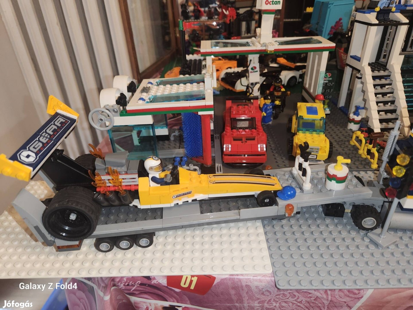 Megerkezett lego citybe a dragsterszálitó kamion 