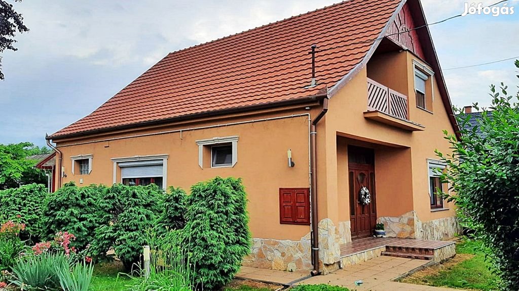 Megfizethető áron eladó két szintes családi ház Iharosberényben!