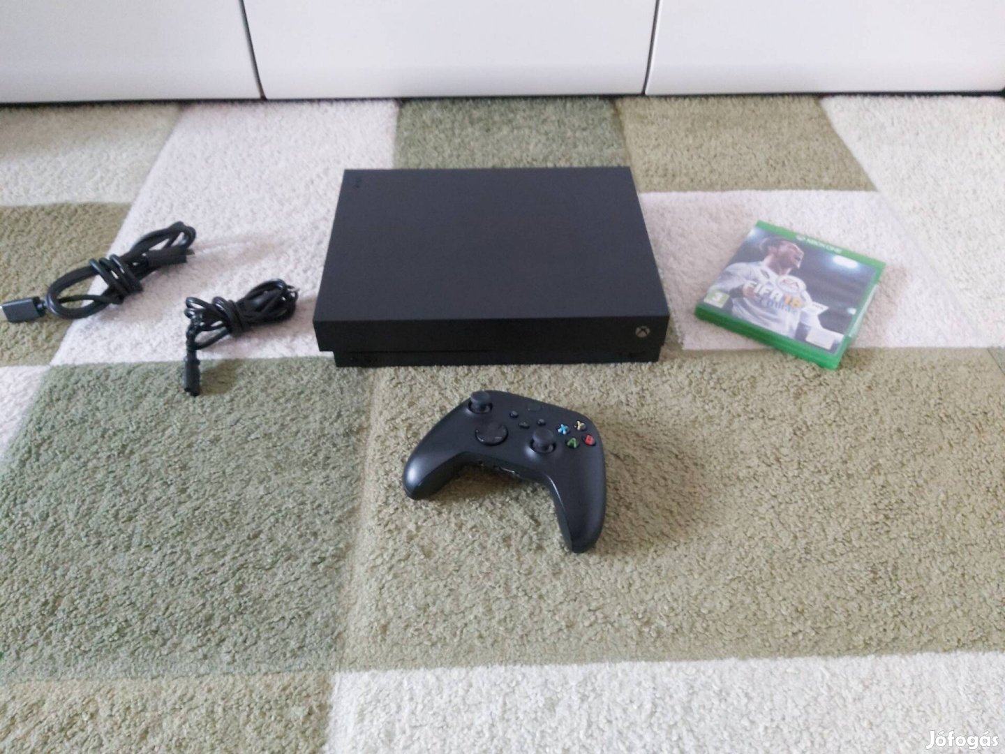 Megkímélt Xbox One X 1TB Tartozékaival + Fifa Játéklemez 