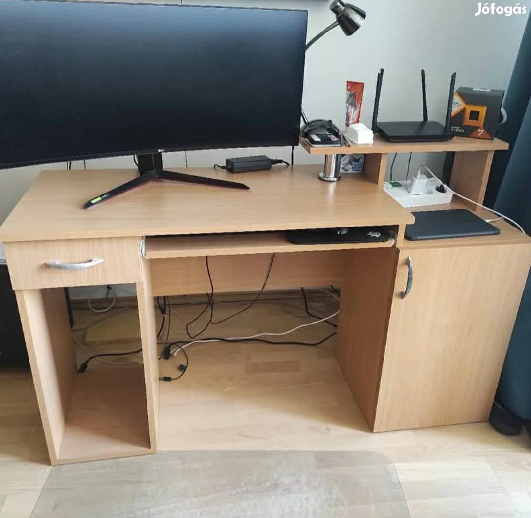 Megkímélt állapotu Számítógépasztal