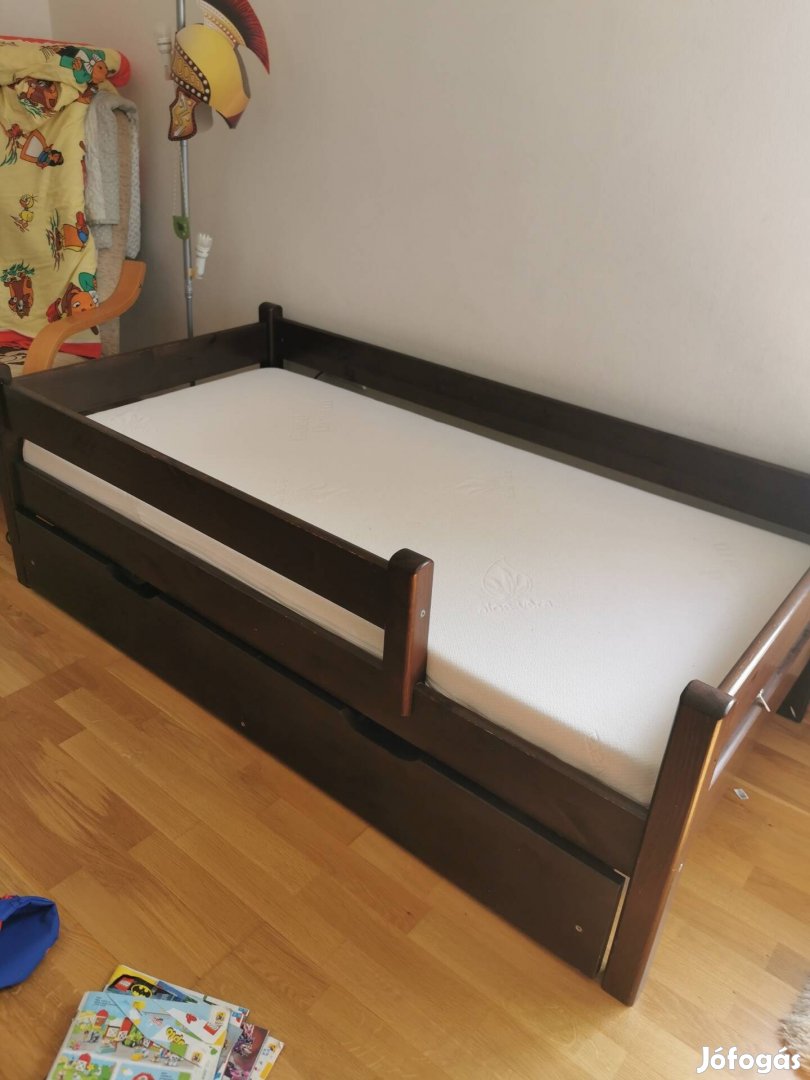 Megkímélt állapotú fa gyerekágy
