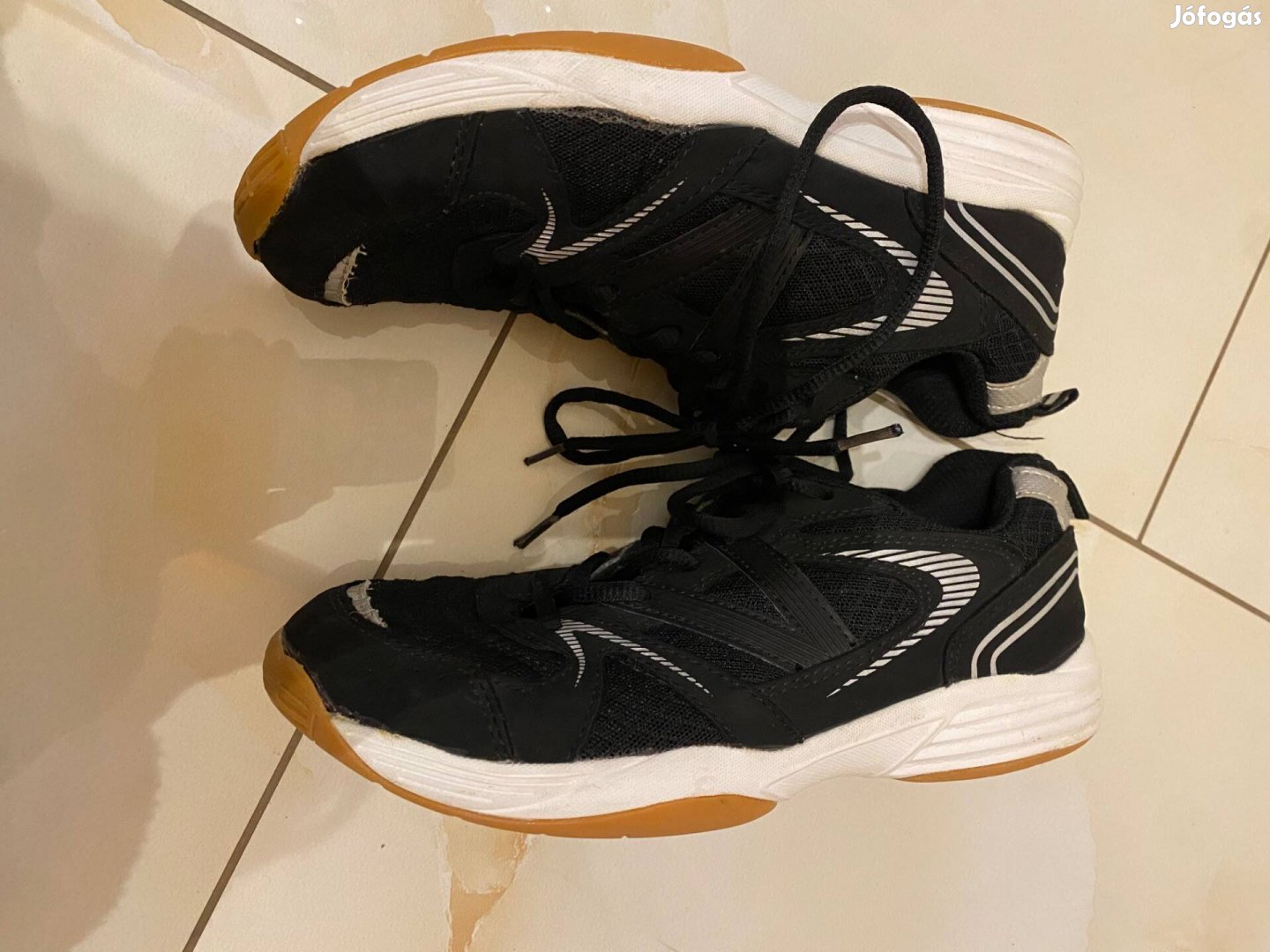 Megkímélt sportcipő, bth 22,3 cm 36,5-es