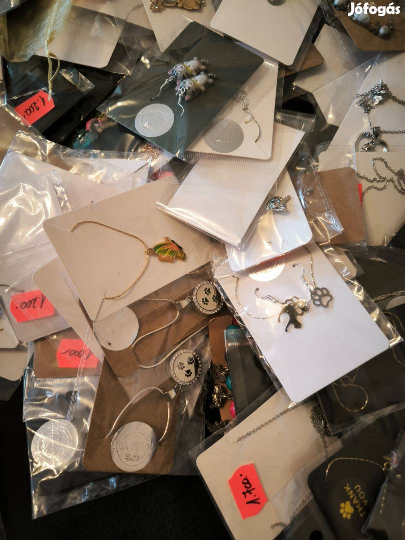 Megmaradt nyakláncok, gyűrűk, fülbevalók egyben eladóak