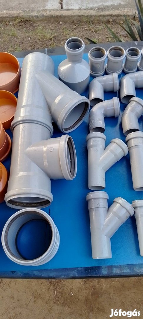 Megmaradt pvc csatorna idomok 