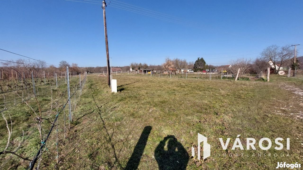 Megosztva 2 ház építésre is alkalmas zártkert Kővágóörsön