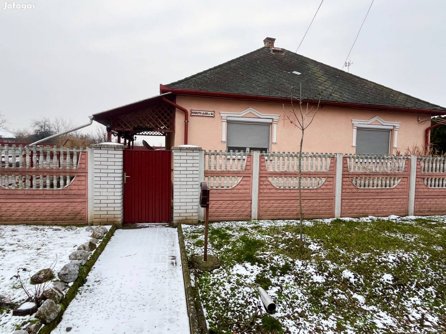 Megvásárlásra kínálok egy jó állapotú családi házat, kozmetikávala
