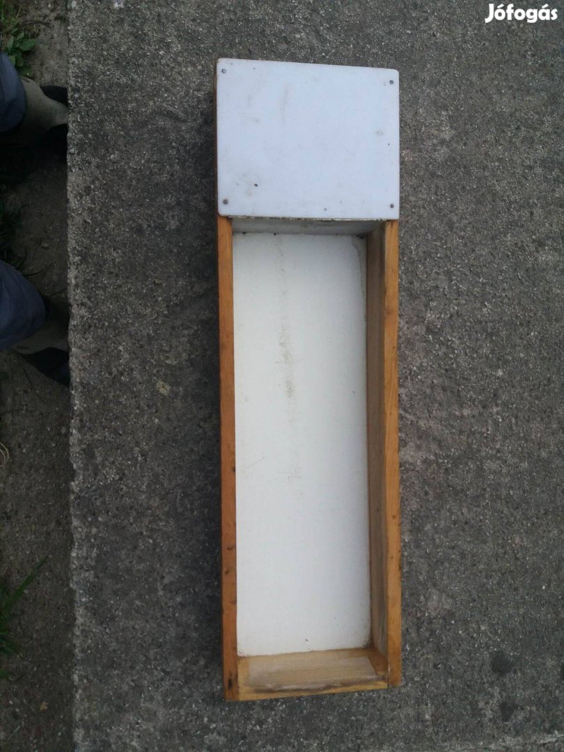 Méheknek szirup etető doboz fából