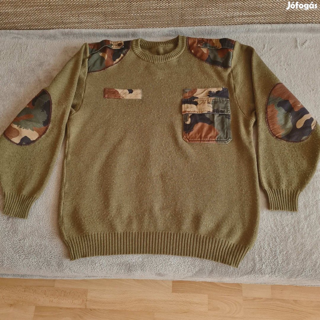 Meleg, kötött katonai pulóver