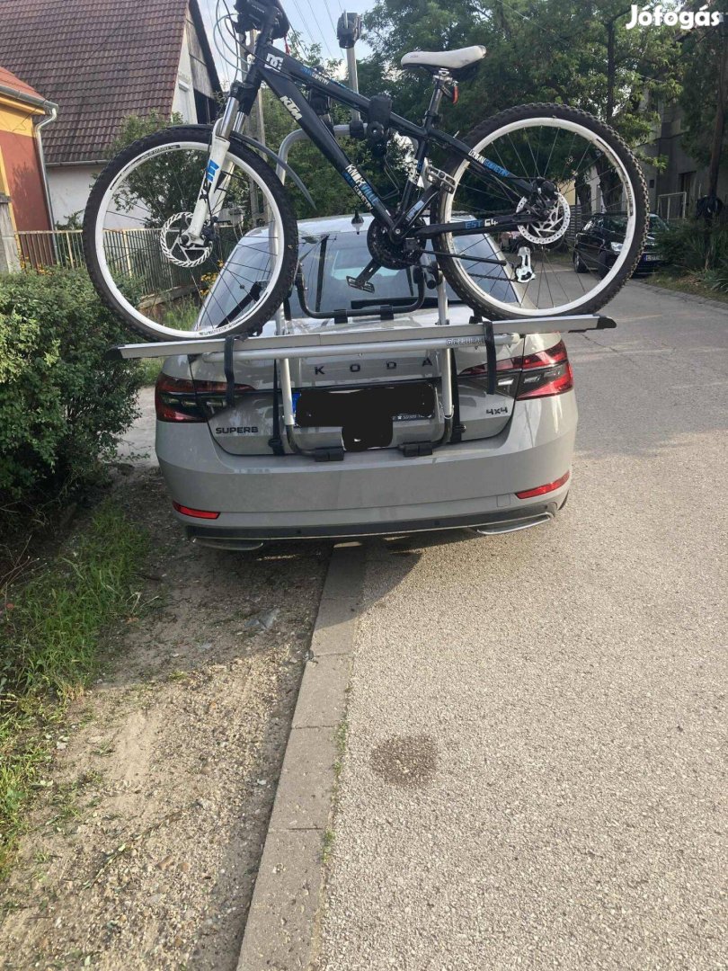 Menabo Steel Bike 3 hármas kerékpárszállító sedanra