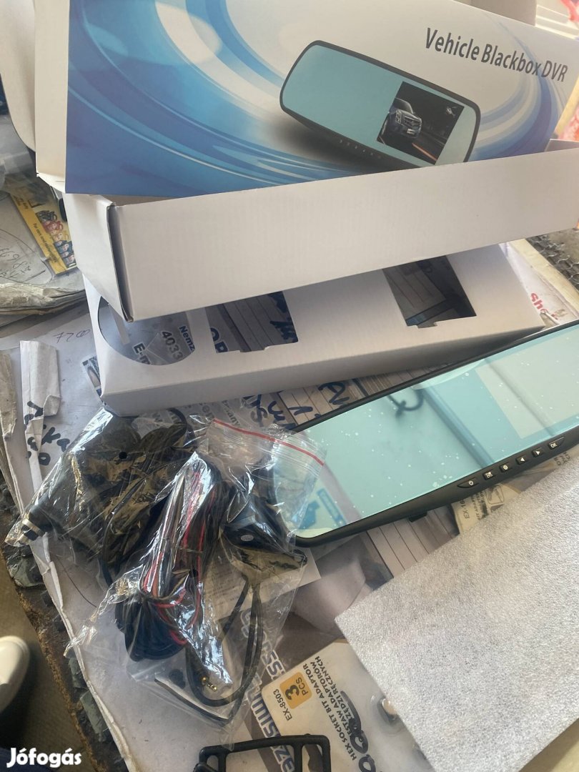 Menet rögzitő illetve tolató kamera egybe kijelzővel