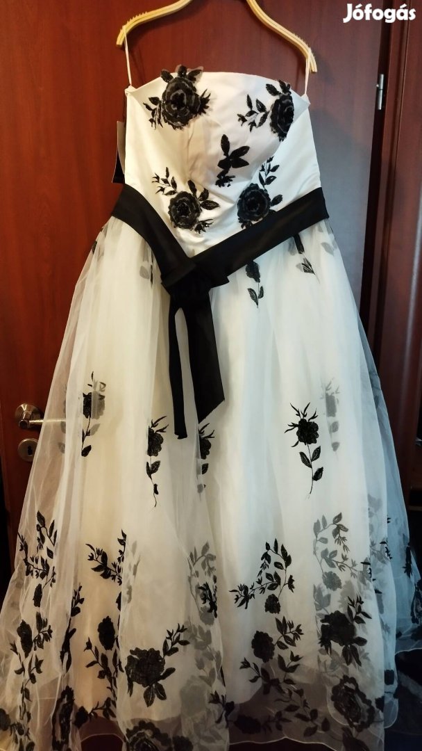Menyasszonyi ruha ,fekete diszítéssel