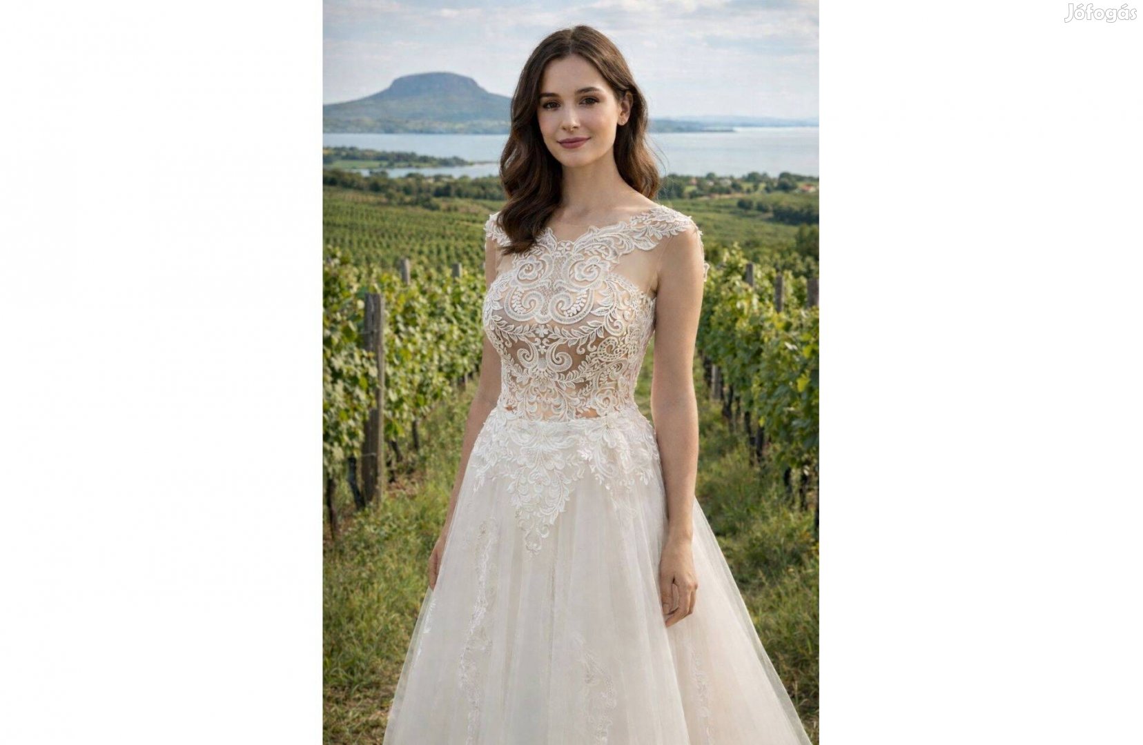 Menyasszonyi ruha, törtfehér színű különleges csipkével