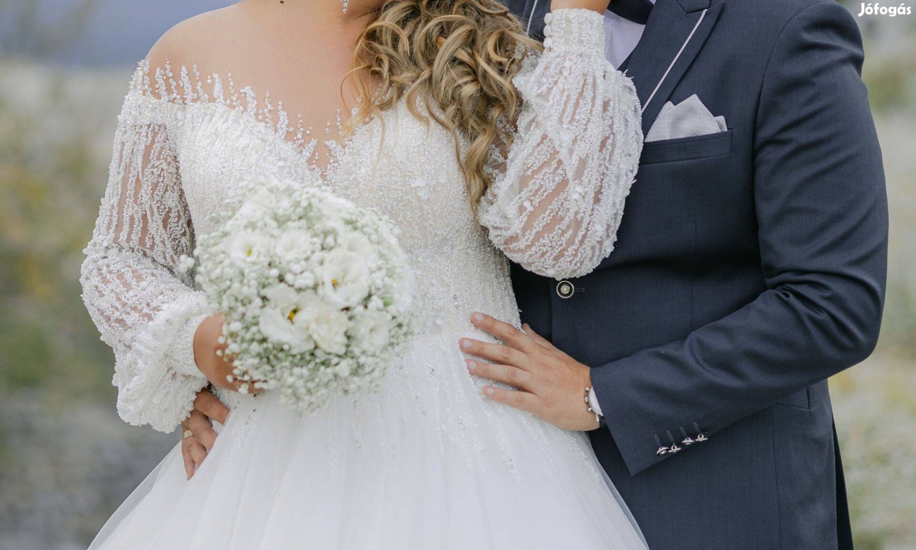 Menyasszonyi ruha fátyollal és abronccsal