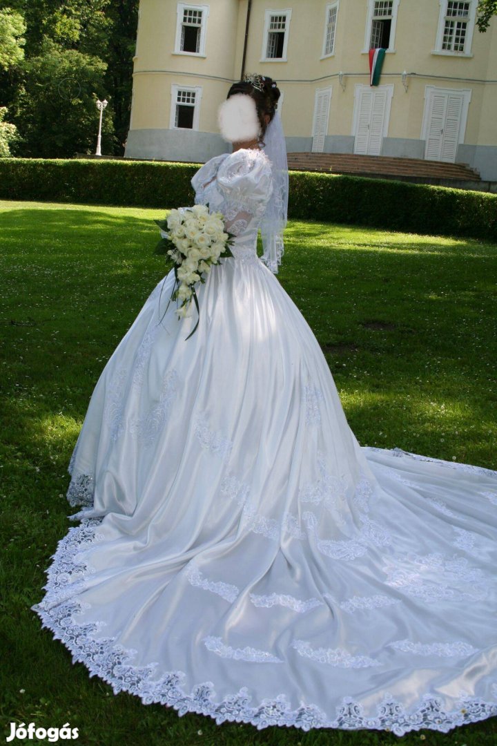 Menyasszonyi ruha gyönyörű hosszú uszállyal