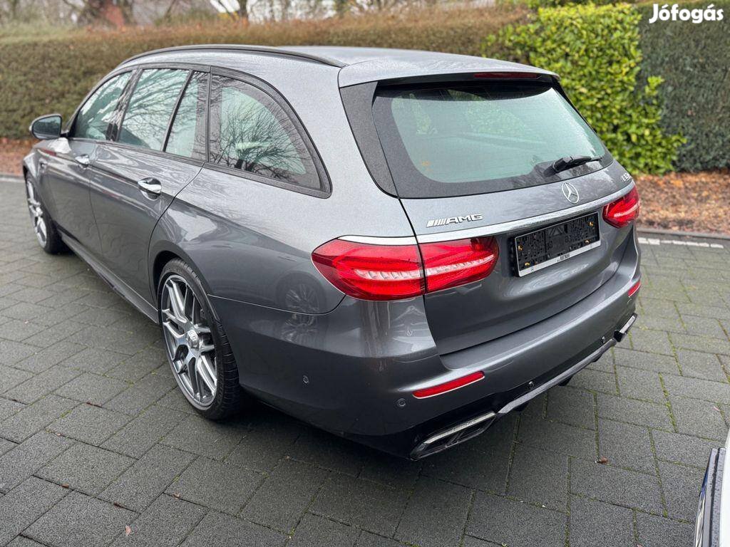 Mercedes-AMG E 63 S T 4Matic+ 9G-Tronic Sérülés...