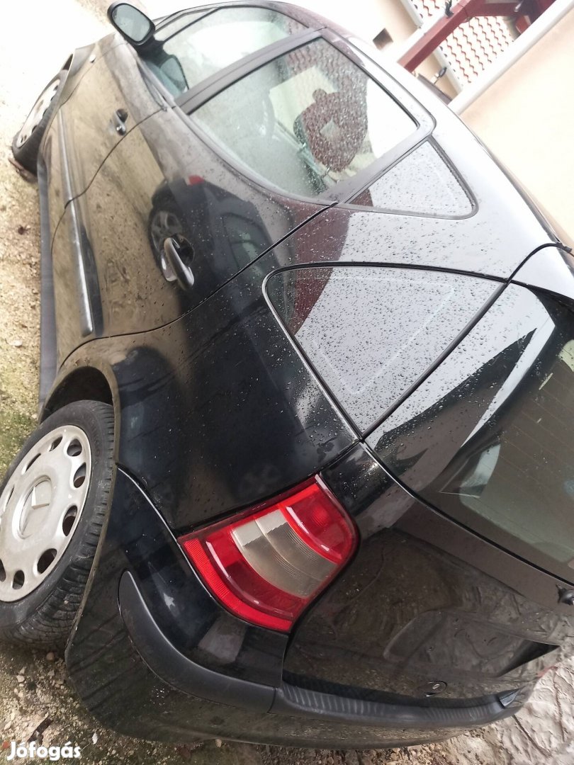 Mercedes A 140 bontódik