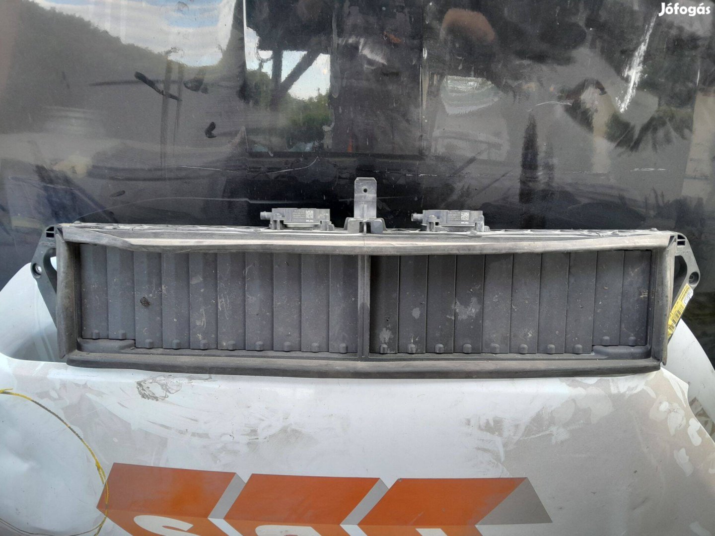 Mercedes Amg Gt első légterelő rostély beömlő sérült