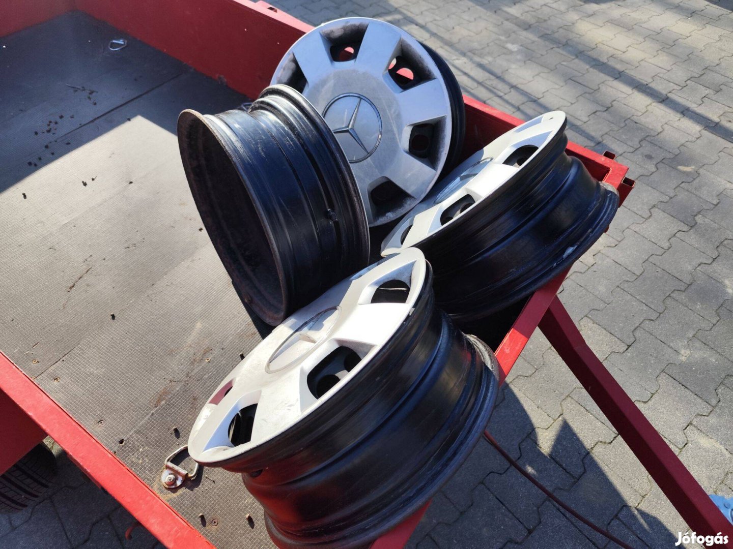 Mercedes B lemezfelnik dísztárcsákkal