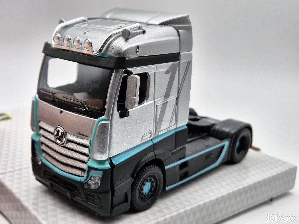 Mercedes-Benz Actros Gigaspace 4x2  kamion (ezüst) - Bburago - 1:43