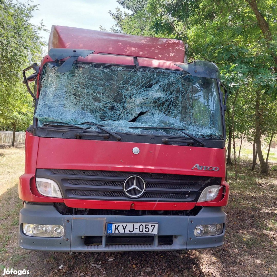 Mercedes-Benz Atego 1524 fülke sérült