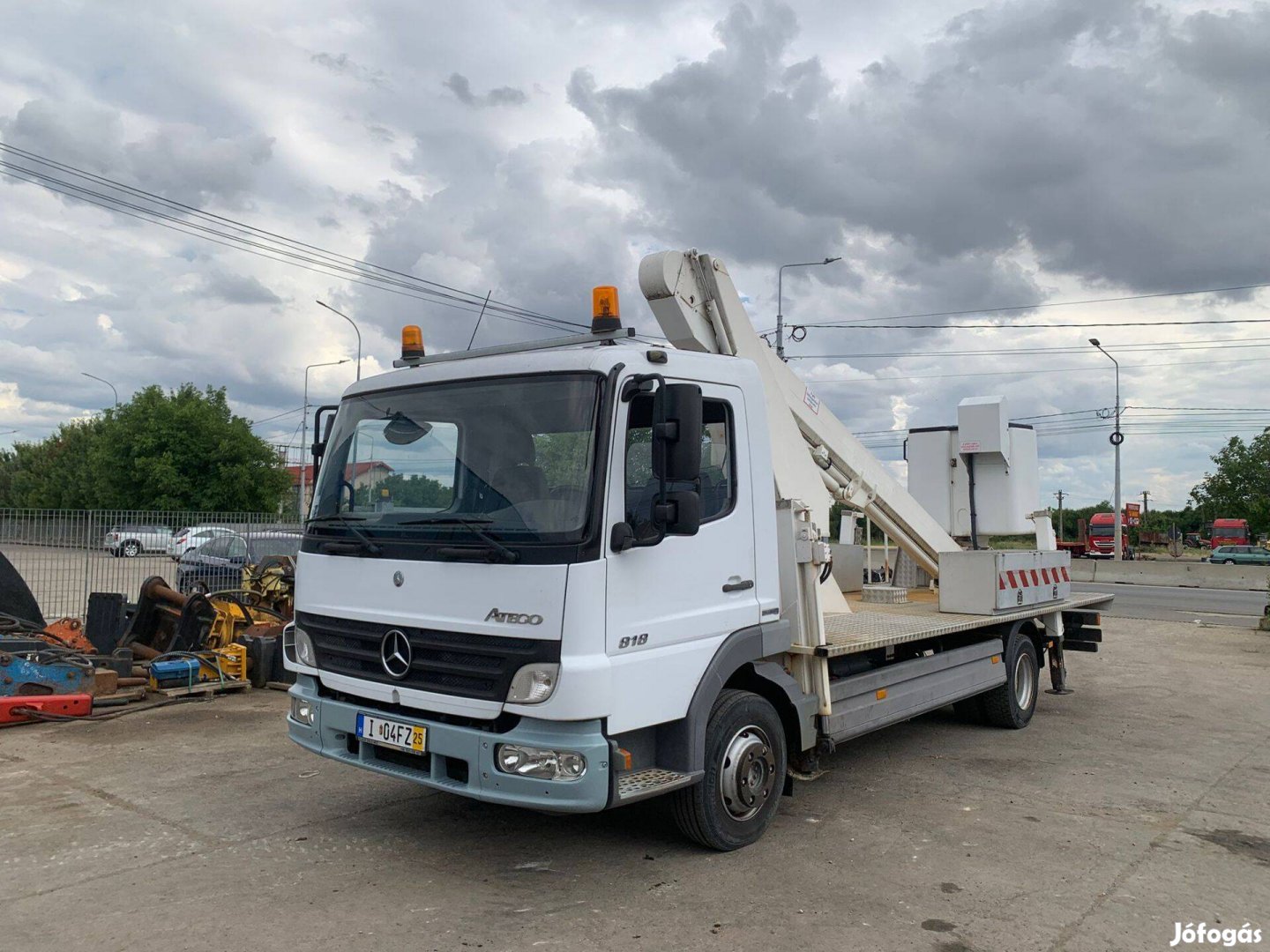 Mercedes Benz Atego 818 emelő kosaras teherautó