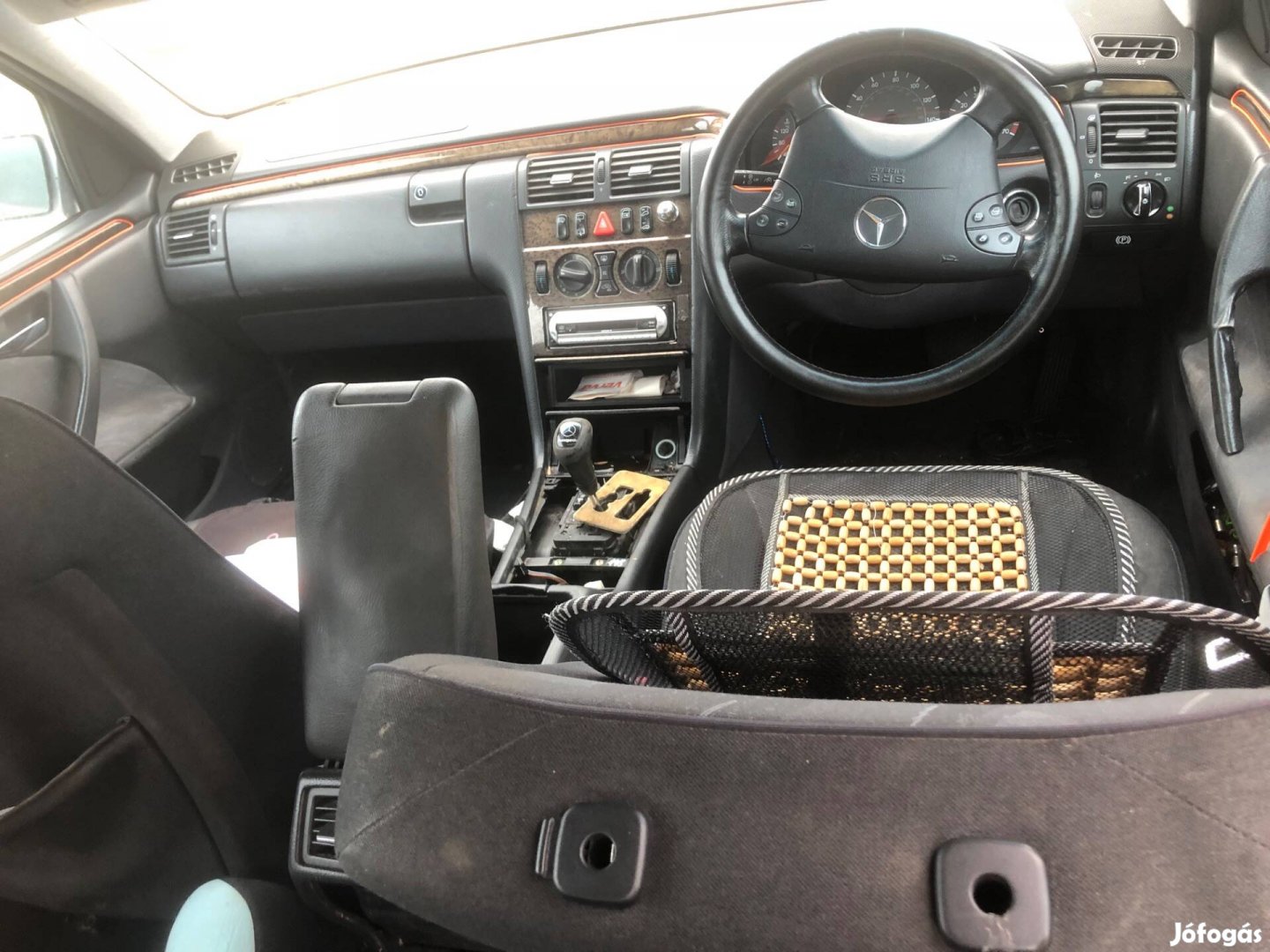 Mercedes-Benz E-240 törött, jobbkormány, okmány nélkül