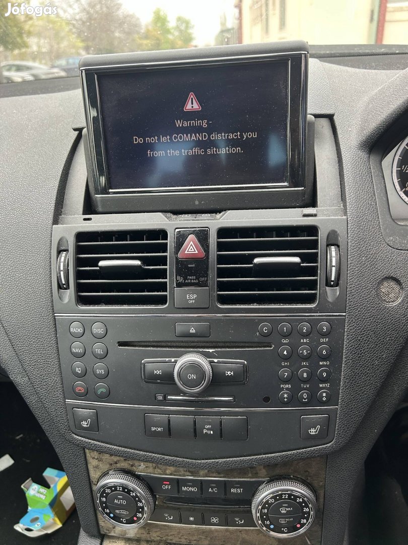 Mercedes Benz W204 C navigációs kijelző
