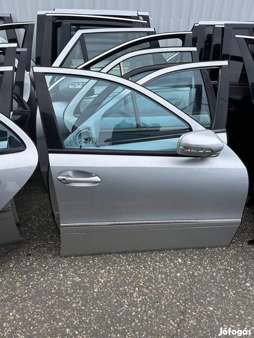 Mercedes Benz W211 E jobb első ajtó 775 szín