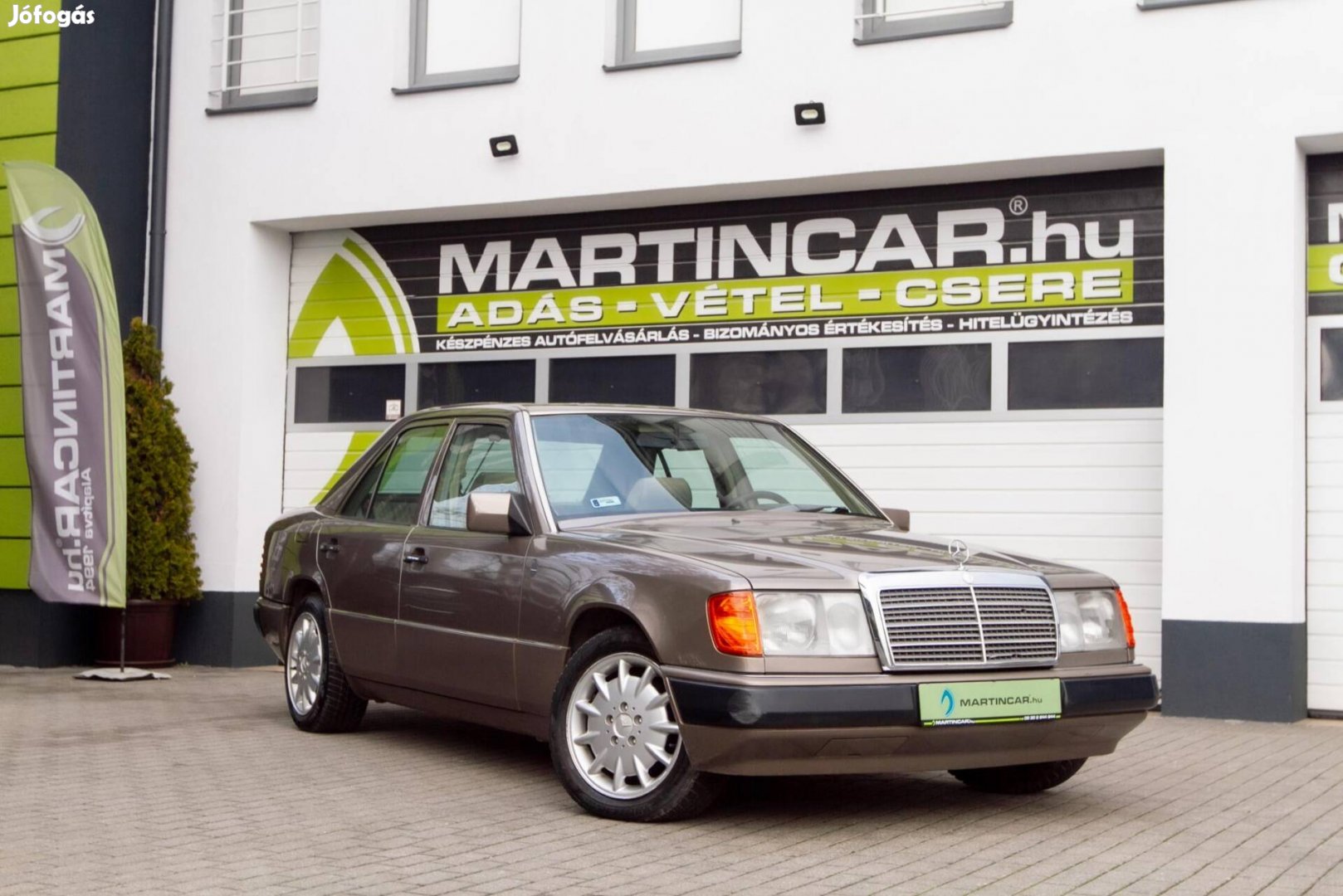Mercedes-Benz W 124 200 E Light Brown +Friss Mű...
