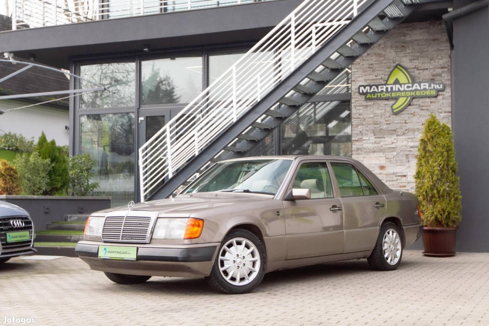 Mercedes-Benz W 124 200 E Light Brown +Friss Mű...