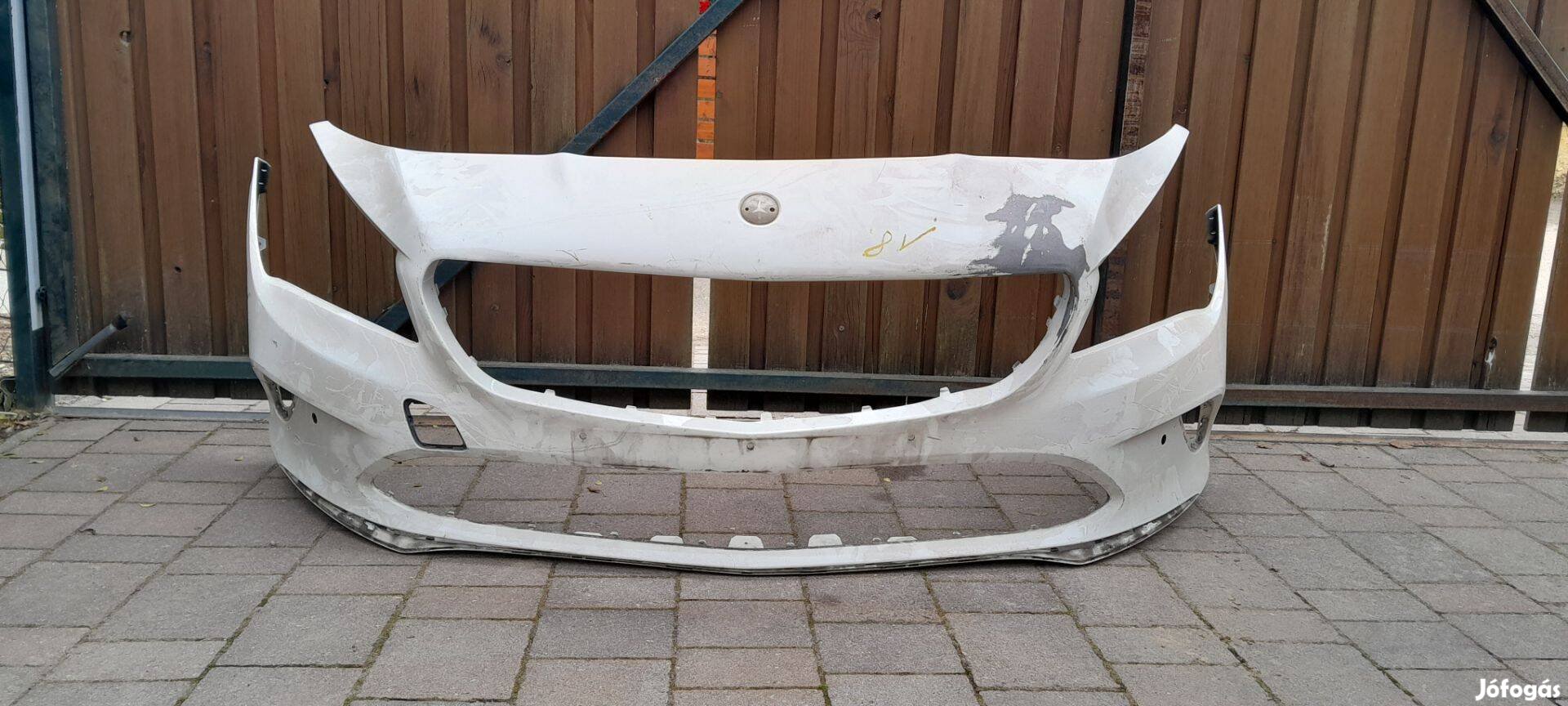 Mercedes CLA W117 C117 első lökhárító sérült