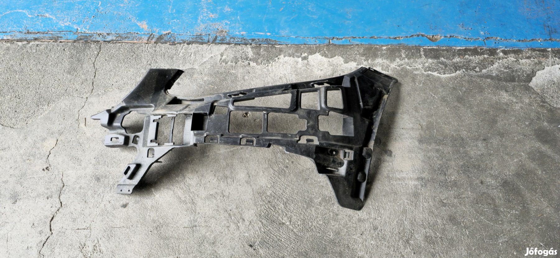 Mercedes C-osztály W205 bal első lökhárító tartó konzol -